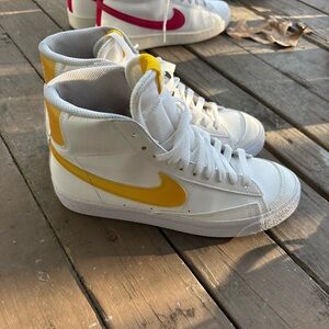Nike Kids Sneakers White and Yellow 6.5 kids(8.5 women’s)